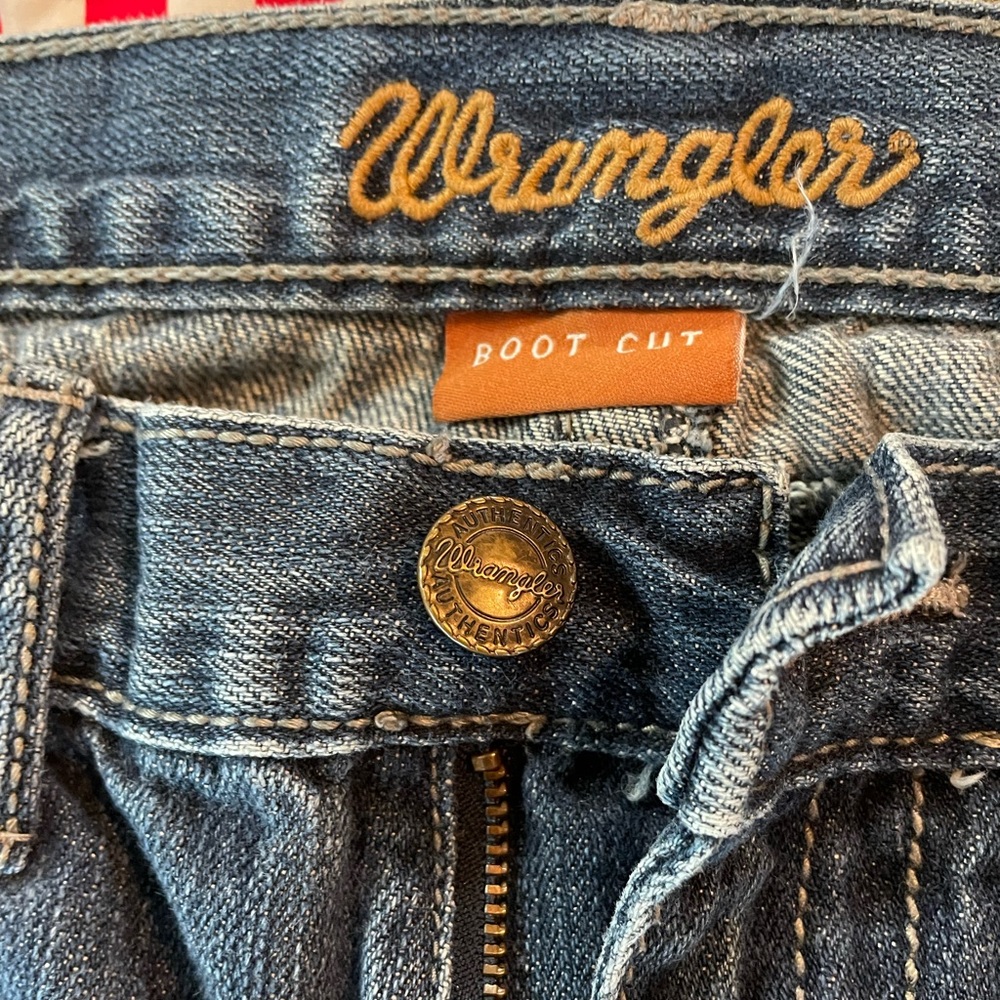 Wrangler bootcut 30x34. Dark denim.